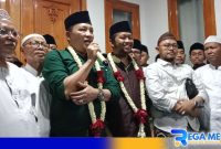 Caption: Cabup dan Cawabup Sampang H.Slamet Junaidi - Ra Mahfud didampingi ulama' bersama kiai merelease hasil kemenangannya, (dok. regamedianews). 