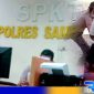 Caption: Susi korban penganiyaan saat melapor ke SPKT Polres Sampang, (dok. regamedianews). 