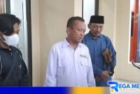 Caption: Rektor Universitas Trunojoyo Madura (Dr. Safi') saat dimintai keterangan awak media, (dok. regamedianews). 