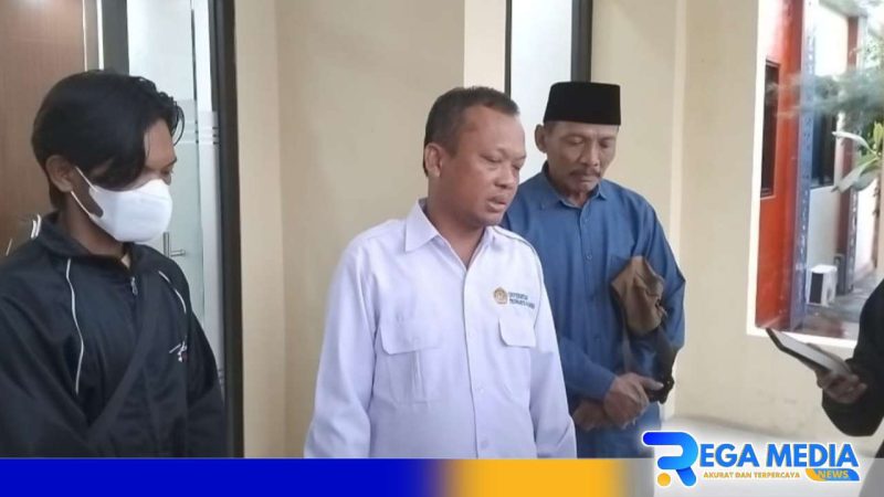 Caption: Rektor Universitas Trunojoyo Madura (Dr. Safi') saat dimintai keterangan awak media, (dok. regamedianews). 