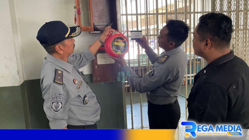 Caption: petugas Lapas Narkotika Pamekasan melakukan pemeliharaan fasilitas keamanan, (dok. regamedianews). 