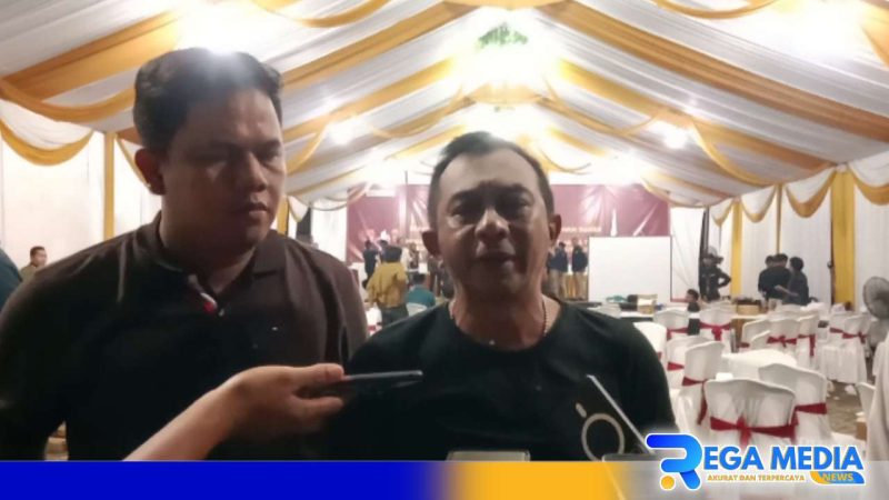 Caption: tim kuasa hukum Cabup dan Cawabup Bangkalan (Lukman-Fauzan) saat diwawancara awak media, (dok. regamedianews). 