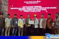 Caption: Komisioner KPU pose bersama dengan saksi paslon 01 dan paslon 02 usai rekapitulasi hasil suara Pilkada Sampang, (dok. regamedianews). 