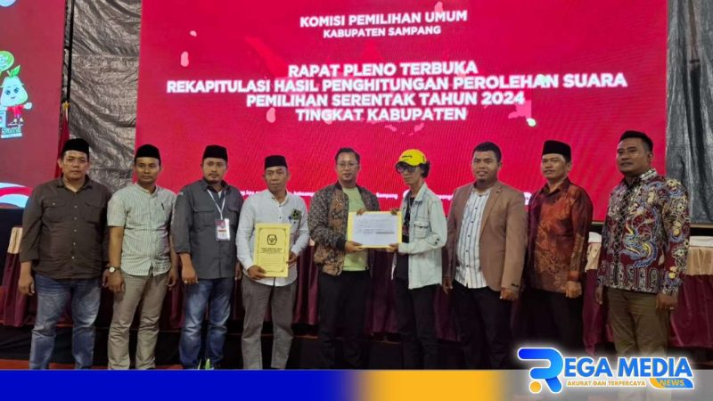 Caption: Komisioner KPU pose bersama dengan saksi paslon 01 dan paslon 02 usai rekapitulasi hasil suara Pilkada Sampang, (dok. regamedianews). 