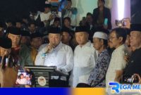 Caption: Didampingi Ra Mahfud dan pendukungnya, H.Slamet Junaidi saat menyapa masyarakat Sampang di Alun-Alun Trunojoyo, (dok. regamedianews). 