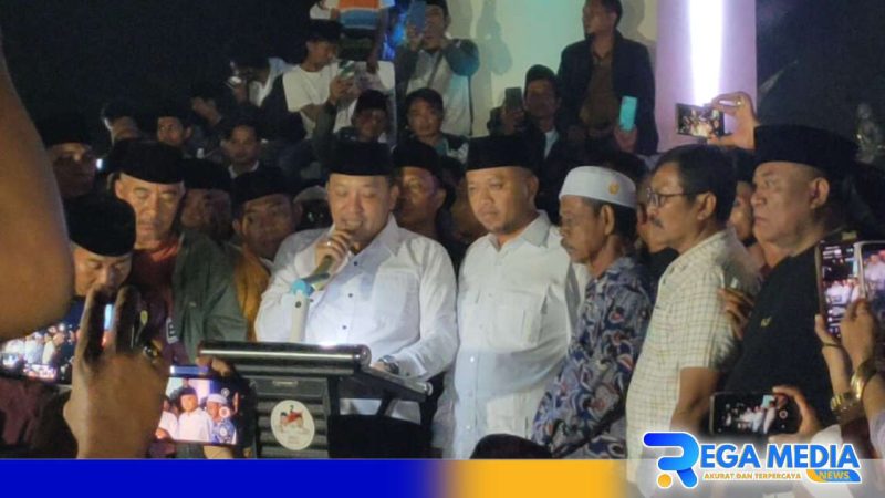 Caption: Didampingi Ra Mahfud dan pendukungnya, H.Slamet Junaidi saat menyapa masyarakat Sampang di Alun-Alun Trunojoyo, (dok. regamedianews). 