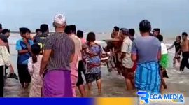 Caption: warga bersama anggota Polsek Sokobanah saat mengevakuasi korban ke dasar laut, (dok. regamedianews). 