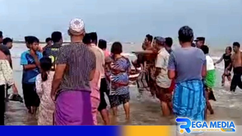 Caption: warga bersama anggota Polsek Sokobanah saat mengevakuasi korban ke dasar laut, (dok. regamedianews). 