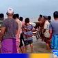 Caption: warga bersama anggota Polsek Sokobanah saat mengevakuasi korban ke dasar laut, (dok. regamedianews). 