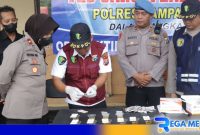 Caption: Waka Polres Sampang (Kompol Hosna), saat cek tes urine anggota Jatanras Satreskrim, (dok. regamedianews). 