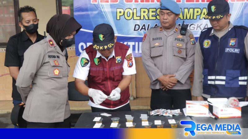 Caption: Waka Polres Sampang (Kompol Hosna), saat cek tes urine anggota Jatanras Satreskrim, (dok. regamedianews). 
