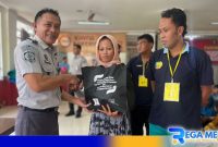 Caption: perwakilan Kalapas Narkotika Pamekasan saat memberikan bantuan paket sembako kepada WBP, (dok. regamedianews). 