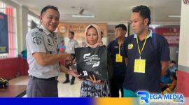 Caption: perwakilan Kalapas Narkotika Pamekasan saat memberikan bantuan paket sembako kepada WBP, (dok. regamedianews). 