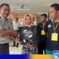 Caption: perwakilan Kalapas Narkotika Pamekasan saat memberikan bantuan paket sembako kepada WBP, (dok. regamedianews). 