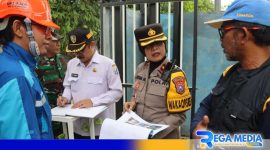 Caption: Waka Polres Sampang bersama kepala dinas terkait mengecek mesin pompa air sungai kali kamoning. 