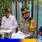 Caption: Waka Polres Sampang bersama kepala dinas terkait mengecek mesin pompa air sungai kali kamoning. 