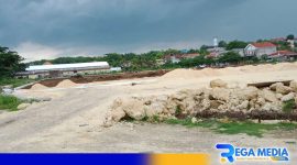Caption: lokasi proyek pembangunan lapangan sepak bola di Kabupaten Sampang Madura, (dok. regamedianews). 