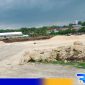 Caption: lokasi proyek pembangunan lapangan sepak bola di Kabupaten Sampang Madura, (dok. regamedianews). 