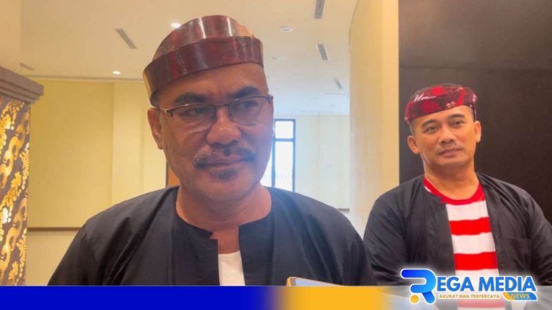 Caption: H. Fathurrahman wakil ketua DPRD Bangkalan, saat diwawancara awak media, (dok. regamedianews). 