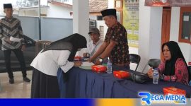 Caption: rapat pembubaran KPPS di Desa Baddurih Kecamatan Pademawu Kabupaten Pamekasan, (dok. regamedianews). 