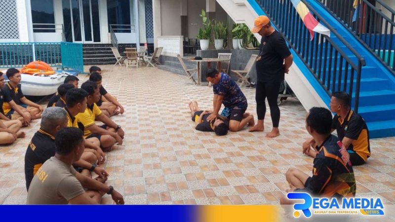 Caption: latihan search and rescue diikuti personel Sat Samapta, Sat Polairud dan Sidokkes Polres Sampang. 