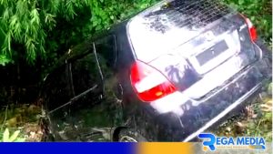 Mobil Hitam Nyungsep Ke Jurang di Kedundung Sampang