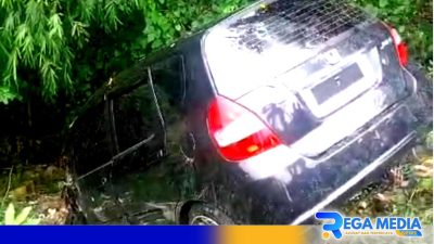 Mobil Hitam Nyungsep Ke Jurang di Kedundung Sampang