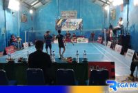 Caption: berlangsungnya pertandingan dua atlet badminton ganda putra memperebutkan Piala Danki Cup Kompi 2 Batalyon D Pelopor, (dok. regamedianews). 