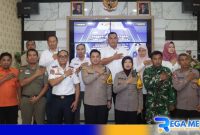Caption: Kapolres dan Waka Polres Sampang pose bersama dengan sejumlah pimpinan dan perwakilan lintas sektoral, (dok. regamedianews). 