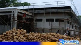 Caption: dihantui deadline, pengerjaan proyek pembangunan Puskesmas Mandangin masih berlangsung, (dok. regamedianews). 
