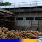 Caption: dihantui deadline, pengerjaan proyek pembangunan Puskesmas Mandangin masih berlangsung, (dok. regamedianews). 