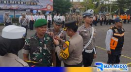 Caption: Kapolres Sampang AKBP Hendro Sukmono sematkan pita kepada perwakilan personel gabungan, (dok. Humas Polri). 