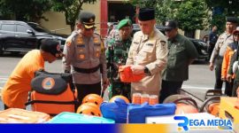 Caption: didampingi Kapolres, Pj Bupati Bangkalan cek logistik kesiapan terjadinya bencana alam, (dok. regamedianews). 