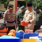 Caption: didampingi Kapolres, Pj Bupati Bangkalan cek logistik kesiapan terjadinya bencana alam, (dok. regamedianews). 