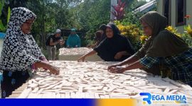 Caption: ibu-ibu warga Desa Kilfura Kabupaten Seram Bagian Timur, tengah beraktivitas produksi sagu lempeng. 