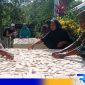 Caption: ibu-ibu warga Desa Kilfura Kabupaten Seram Bagian Timur, tengah beraktivitas produksi sagu lempeng. 