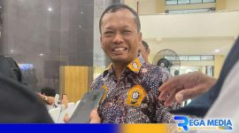 Caption: Rektor Universitas Trunojoyo Madura (Dr. Safi'), saat diwawancara awak media, (dok. regamedianews). 