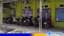 Caption: tampak sejumlah sepeda motor berjejer di tempat parkir Puskesmas Kamoning, (dok. regamedianews). 
