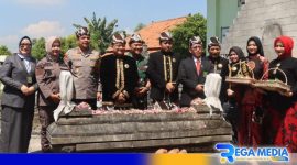 Caption: Pj Bupati Sampang (Rudi Arifiyanto) pose bersama Forkopimda usai tabur bunga di makam Rato Ebuh, (dok. regamedianews). 