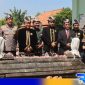 Caption: Pj Bupati Sampang (Rudi Arifiyanto) pose bersama Forkopimda usai tabur bunga di makam Rato Ebuh, (dok. regamedianews). 