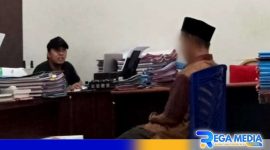 Caption: tersangka pencabulan (inisial R), saat dimintai keterangan penyidik Unit PPA Satreskrim Polres Sampang, (dok. regamedianews). 