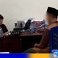 Caption: tersangka pencabulan (inisial R), saat dimintai keterangan penyidik Unit PPA Satreskrim Polres Sampang, (dok. regamedianews). 