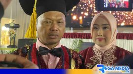 Caption: Rektor Universitas Trunojoyo Madura (Dr. Safi') saat diwawancara awak media, (dok. regamedianews). 