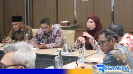 Caption: Pps Kepala BPJS Ketenagakerjaan Cabang Madura, Diny Firmani Rahma, menyampaikan sambutannya saat rakor di Surabaya. 