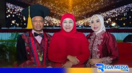 Caption: Rektor UTM Dr.Safi' dengan istri pose bersama calon Gubenur Jawa Timur 2024 terpilih Khofifah Indar Parawansa. 