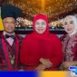 Caption: Rektor UTM Dr.Safi' dengan istri pose bersama calon Gubenur Jawa Timur 2024 terpilih Khofifah Indar Parawansa. 
