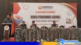 Caption: Ketua Bawaslu Pamekasan sampaikan sambutan launching buku pengawas adhoc, (dok. regamedianews). 