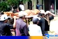 Caption: warga saat mengevakuasi korban tersambar petir ke rumah duka, (dok. regamedianews). 