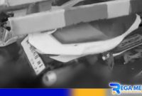 Caption: kondisi sepeda motor korban tampak berada dibagian belakang bawah truk trailer, (dok. regamedianews). 