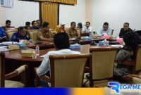 Caption: pihak PDAM saat dipanggil Komisi II DPRD Sampang dan dimintai keterangan ihwal pemasangan pipa baru, (dok. regamedianews). 